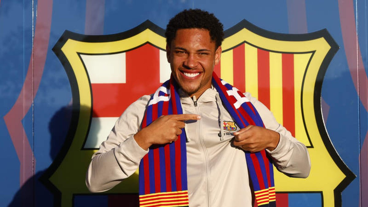 Vitor Roque posó delante del escudo del FC Barcelona con su nueva equipación. QUIQUE GARCÍA