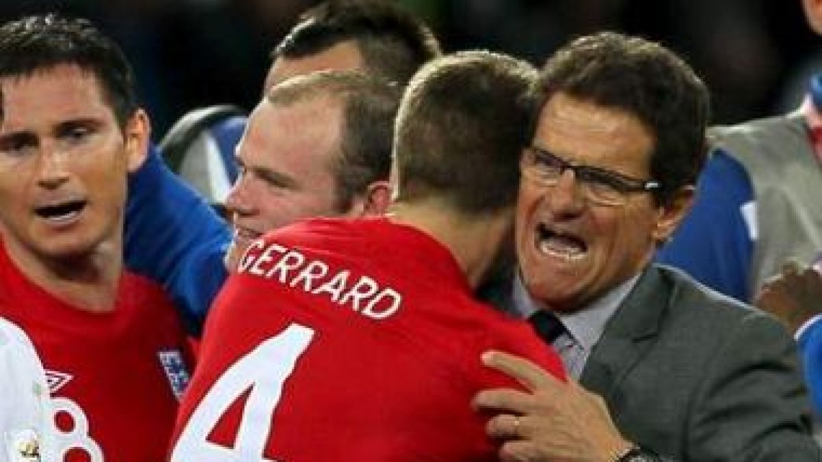 Capello se abraza al final eufórico a Gerrard.