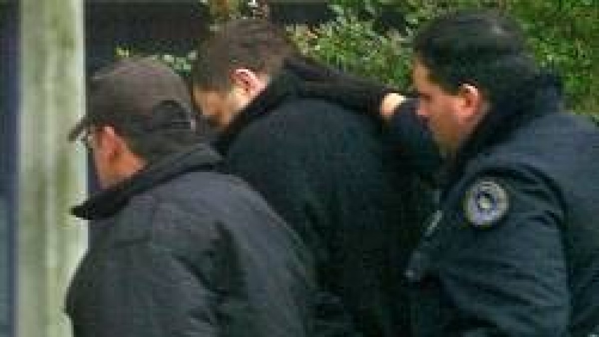Miembros de la policía argentina trasladan al ex paramilitar serbobosnio Milan Lukic