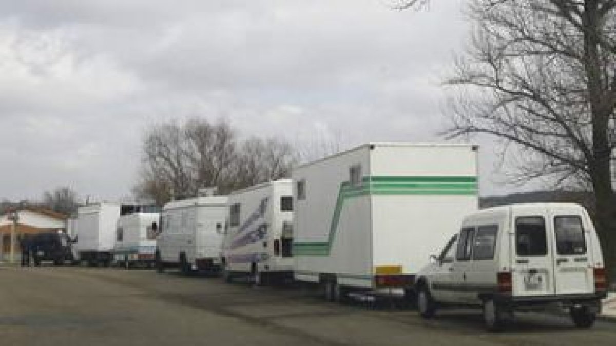 La oposición critica el aumento del número de caravanas en plena calle.