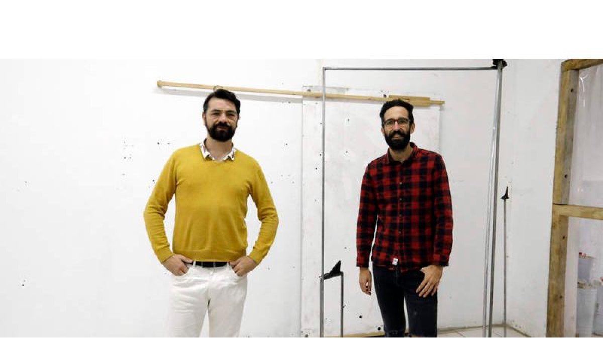 Los artistas Efraim Ortega y Jonathan Notario en su estudio y galería de exposiciones bautizado como La Casa Magnética. MARCIANO PÉREZ