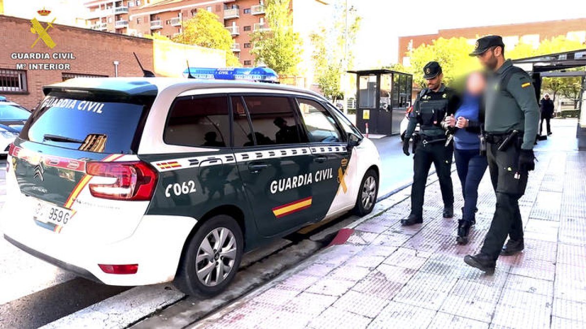 La Guardia Civil ha detenido a una mujer de 49 años como presunta autora de un delito de abandono temporal de un menor al dejar solo a su hijo de 12 años durante tres días en su casa de La Rioja. GUARDIA CIVIL