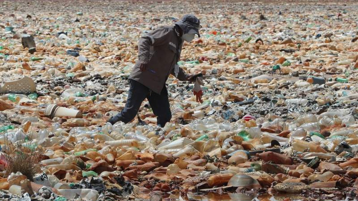 El mar de plásticos que esconde el lago Uru Uru de Oruro (Bolivia) ejemplifica la degradación que causa el hombre a los recursos del planeta. MARTÍN ALIPAZ