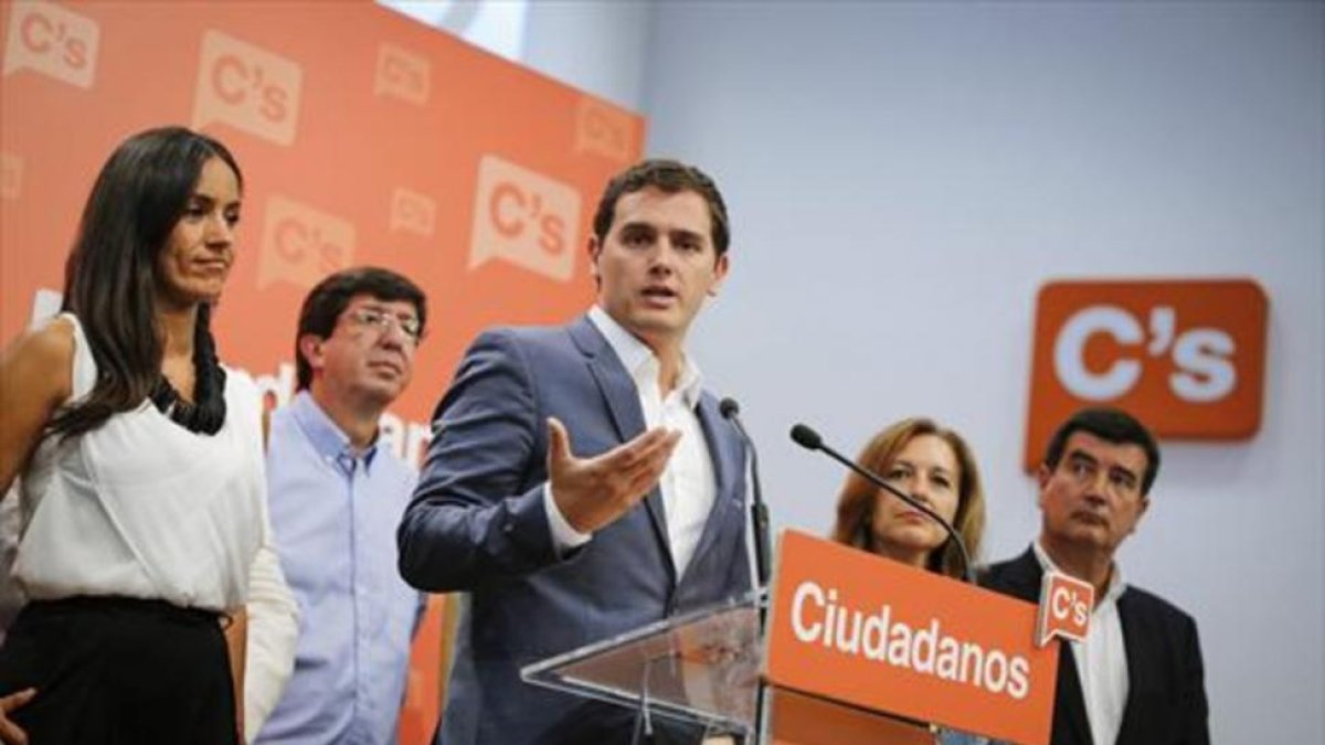 Albert Rivera, rodeado de otros dirigentes del partido, el miércoles, cuando anunció que Ciudadanos se abstendrá en la segunda vuelta de la investidura de Mariano Rajoy.