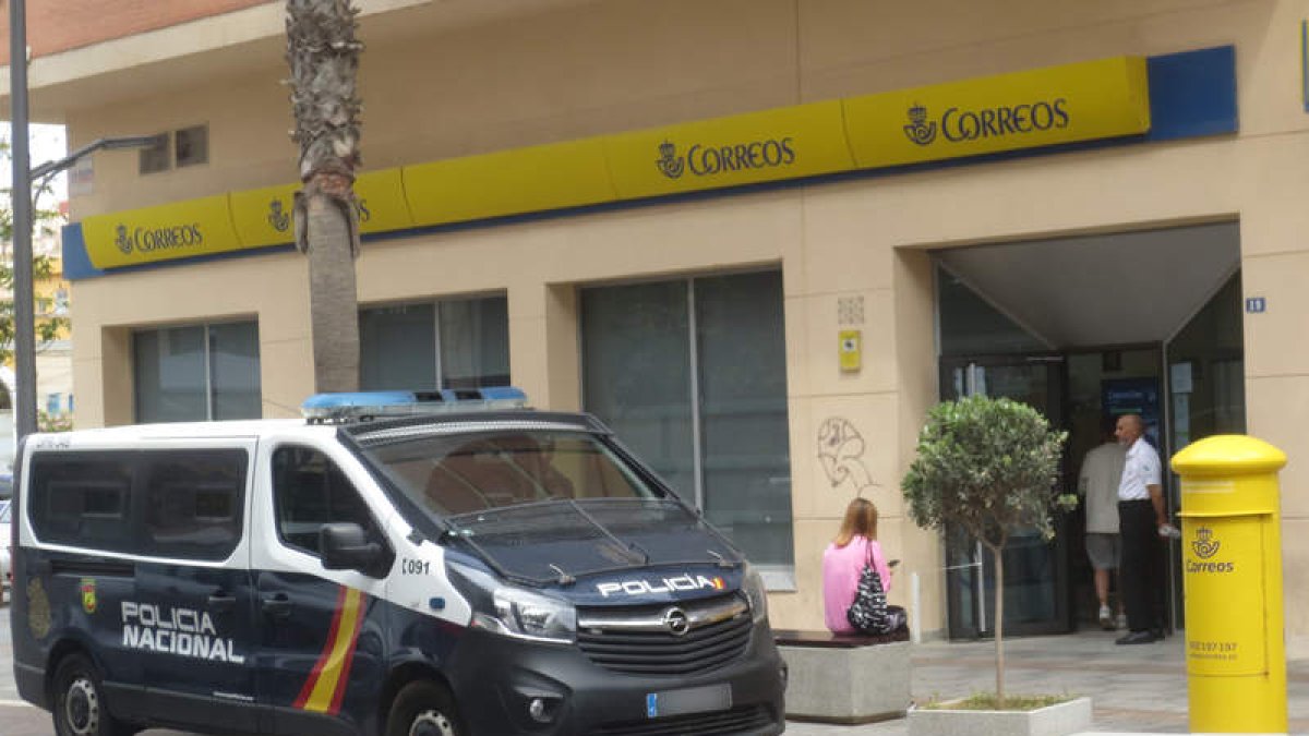 Un furgón de la Policía Nacional ante una oficina de Correos en Melilla. PAQUI SÁNCHEZ