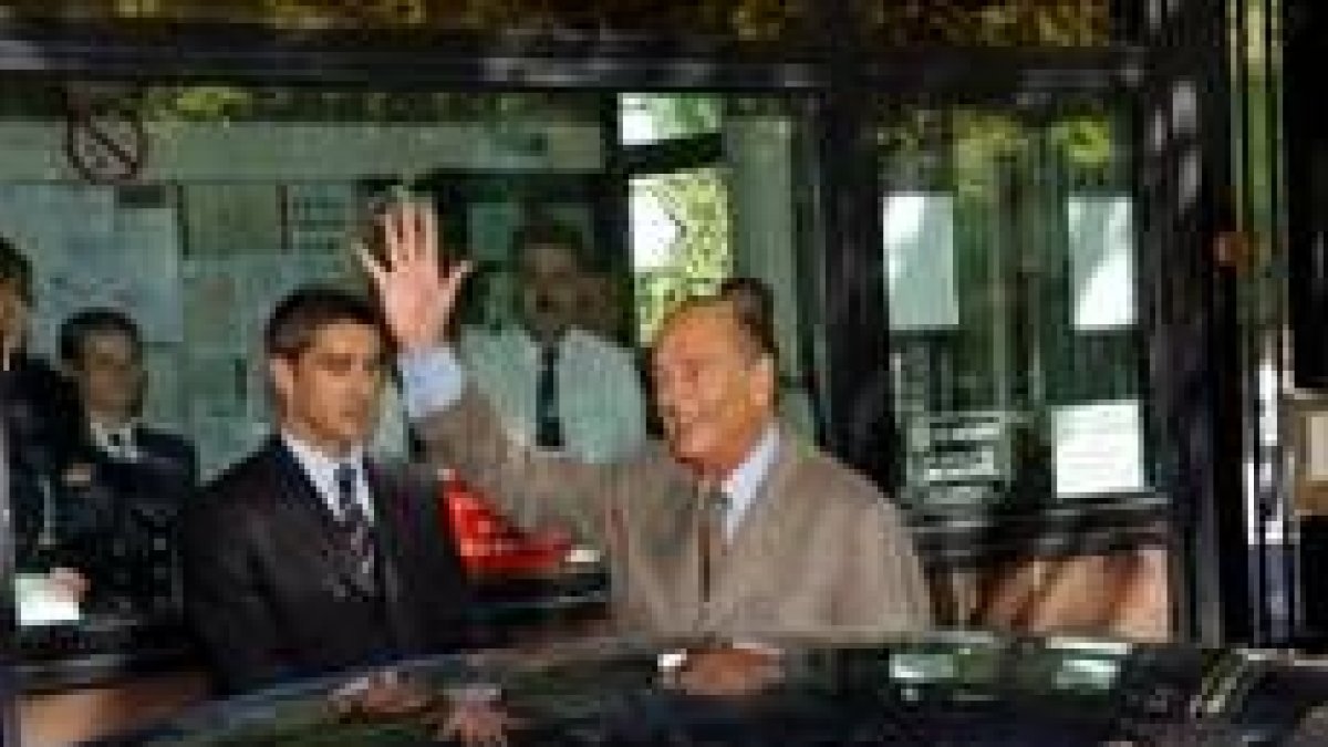 En la estudiada salida del hospital se pudo ver a un Chirac bronceado y en aparente buen estado