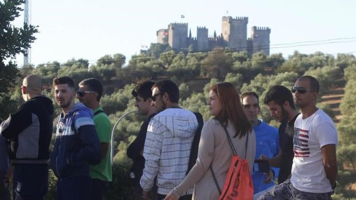 Miles de personas asistieron al 'casting' de 'Juego de tronos', en Almodóvar del Río, localidad cordobesa cuyo castillo (al fondo) será escenario de varias secuencias de la serie.