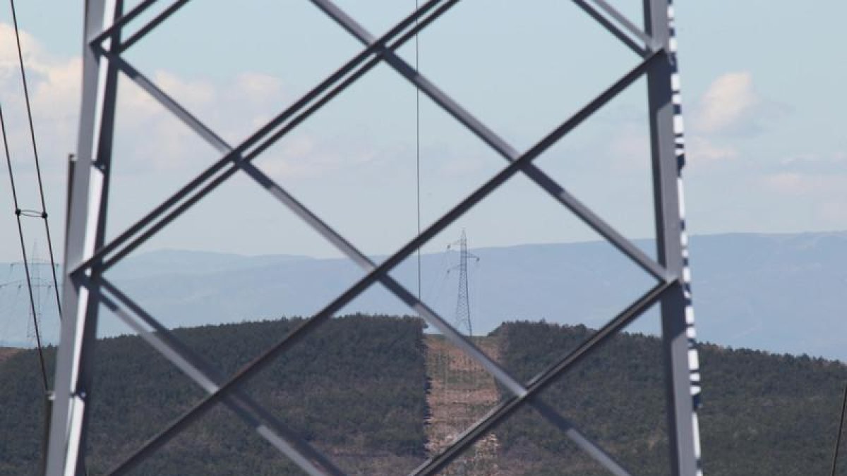 Torres de alta tensión y postes que atraviesan los montes del municipio de Villagatón