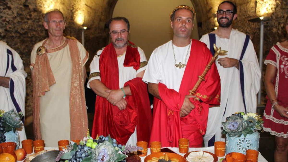 El presidente de El Borrallo, Jesús Prieto, entre Josefus Orologius y el actual César Augusto. A.V.