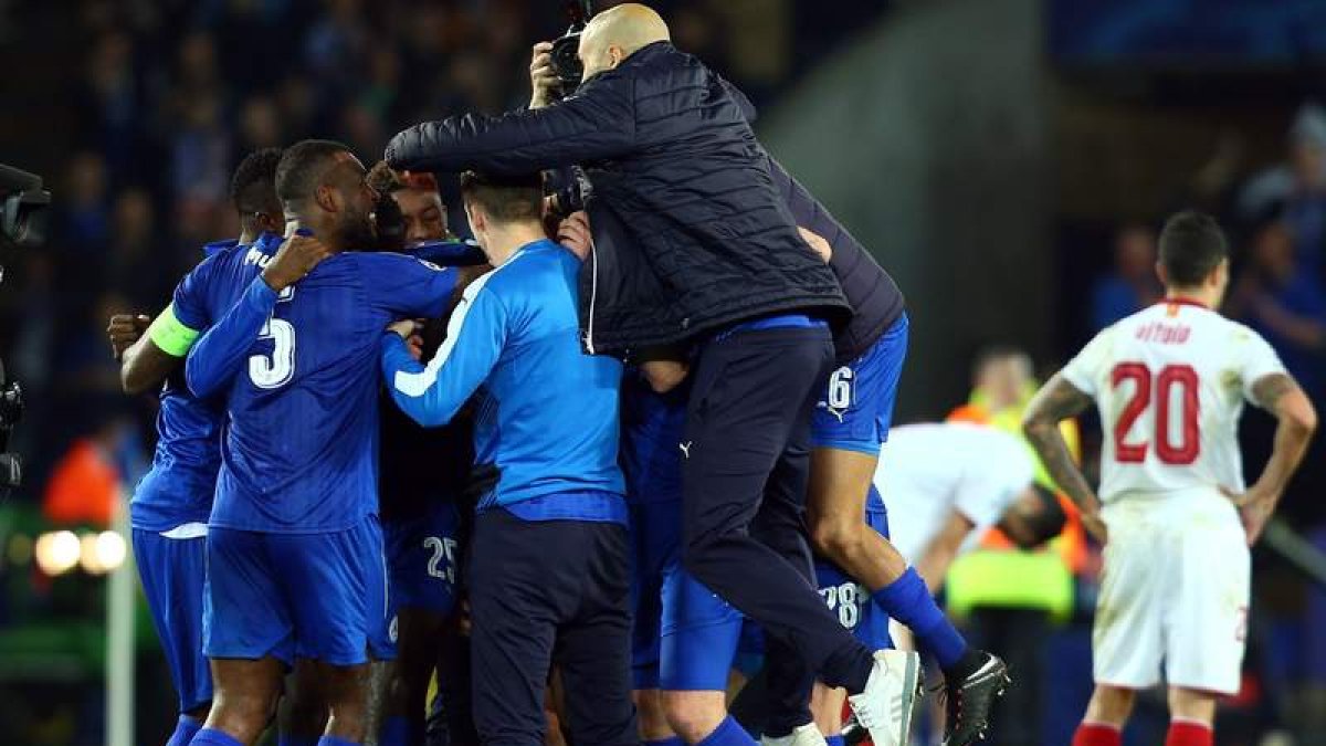 Los jugadores de Leicester City celebran la clasificación para cuartos ante la desolación sevillista. KEETON
