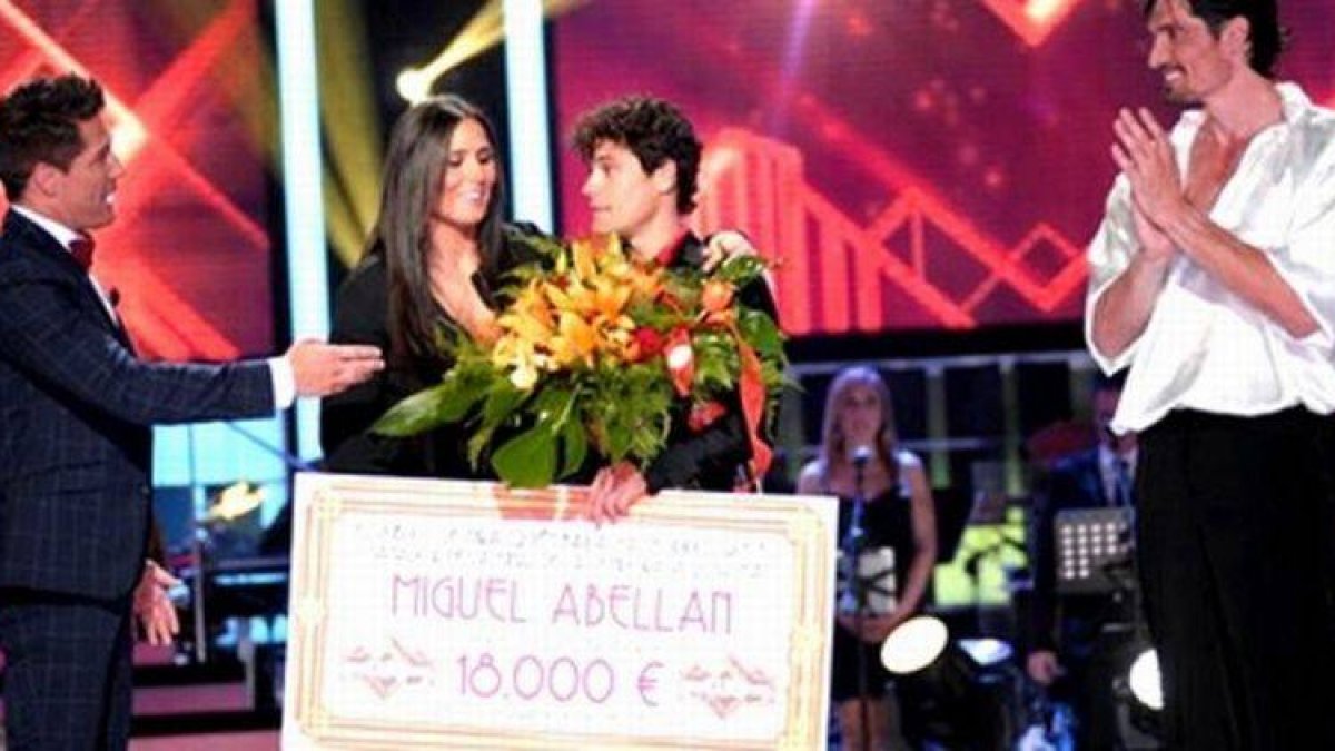 Miguel Abellán recibe de manos de Rosa López y Jaime Cantizano el premio que le acredita como ganador de '¡Mira quién baila!'.