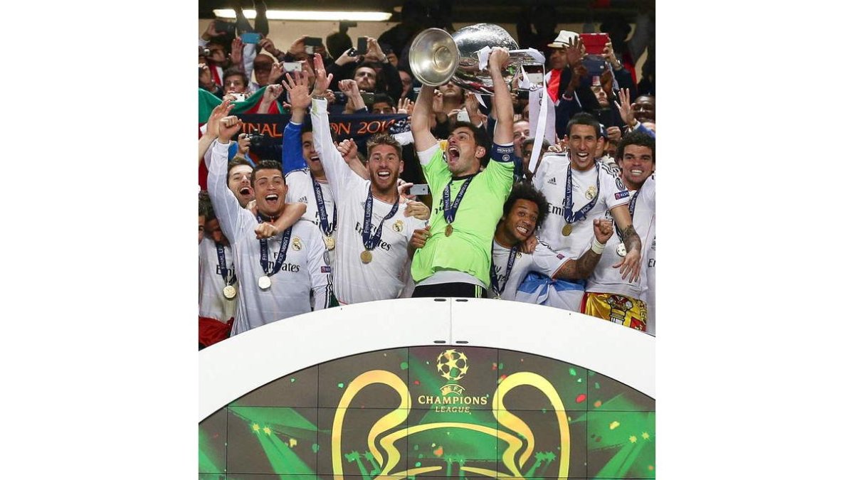 Casillas levanta al cielo de Lisboa la Liga de Campeones ganada al Atlético.