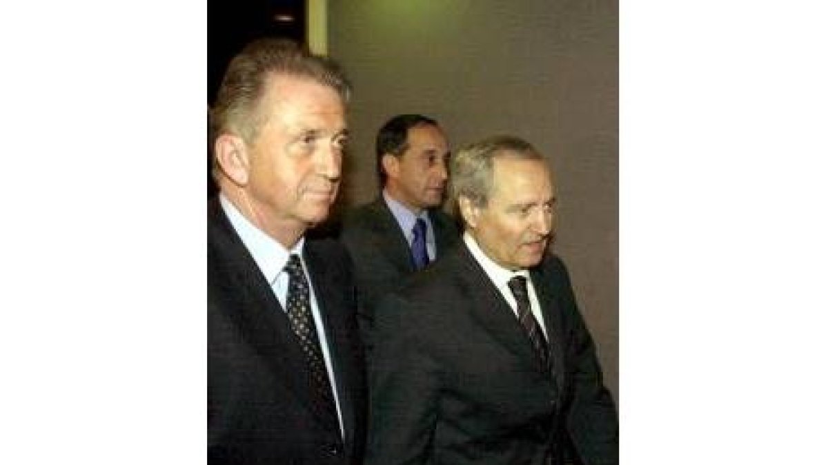 El enviado de la ONU, Terje Roed-Larsen, y el sirio Farouk al-Sharaa