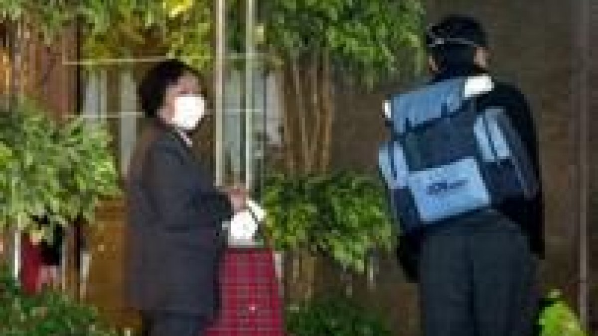 Una pareja se protege en Hong Kong ante el riesgo de contraer el virus asiático