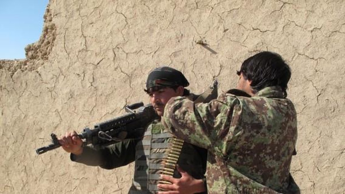 Soldados afganos se preparan para entrar en combate.