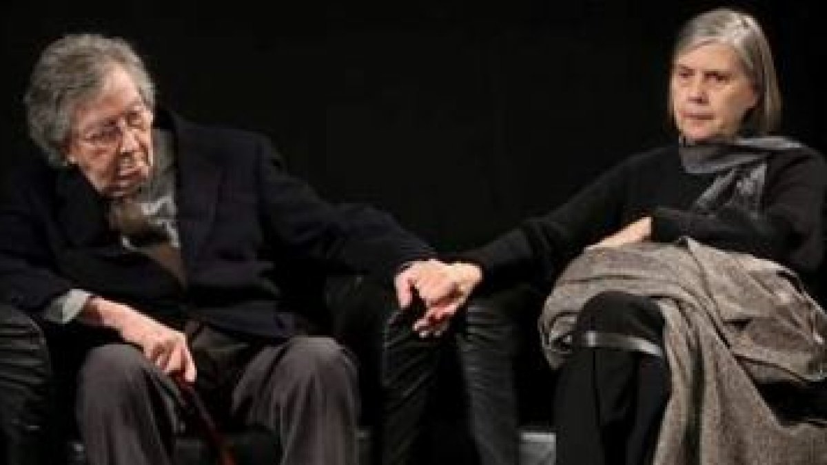 El pintor y escritor Antoni Tàpies, ayer junto a su mujer