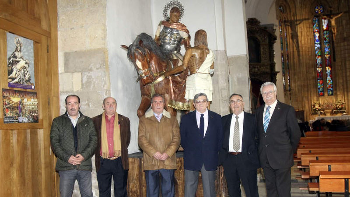 El escultor José Luis de las Cuevas (cuarto por la izquierda) con los miembros de las cofradías y parroquia