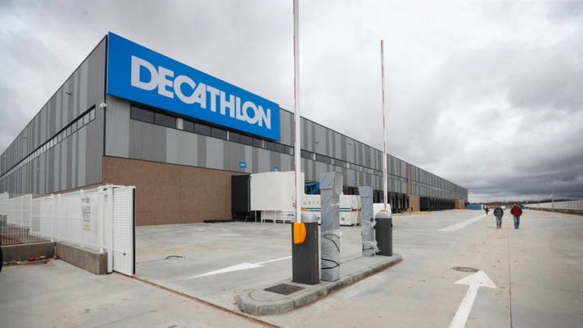 Centro logístico de Decathlon en Villadangos. JESÚS F. SALVADORES