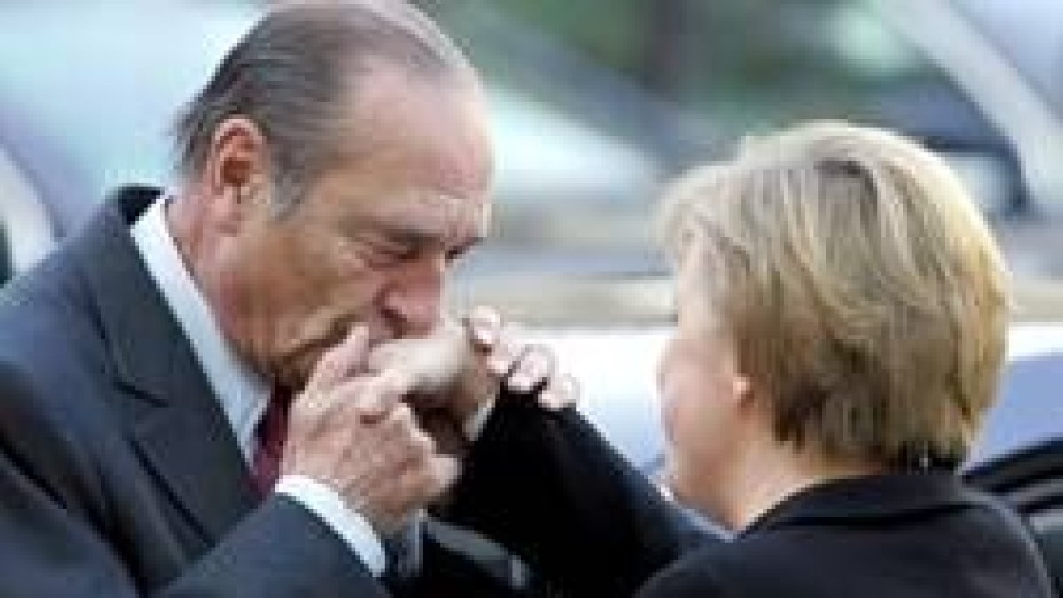 Chirac besa la mano de la cancillera Merkel a la llegada de ésta al palacio del Elíseo en París