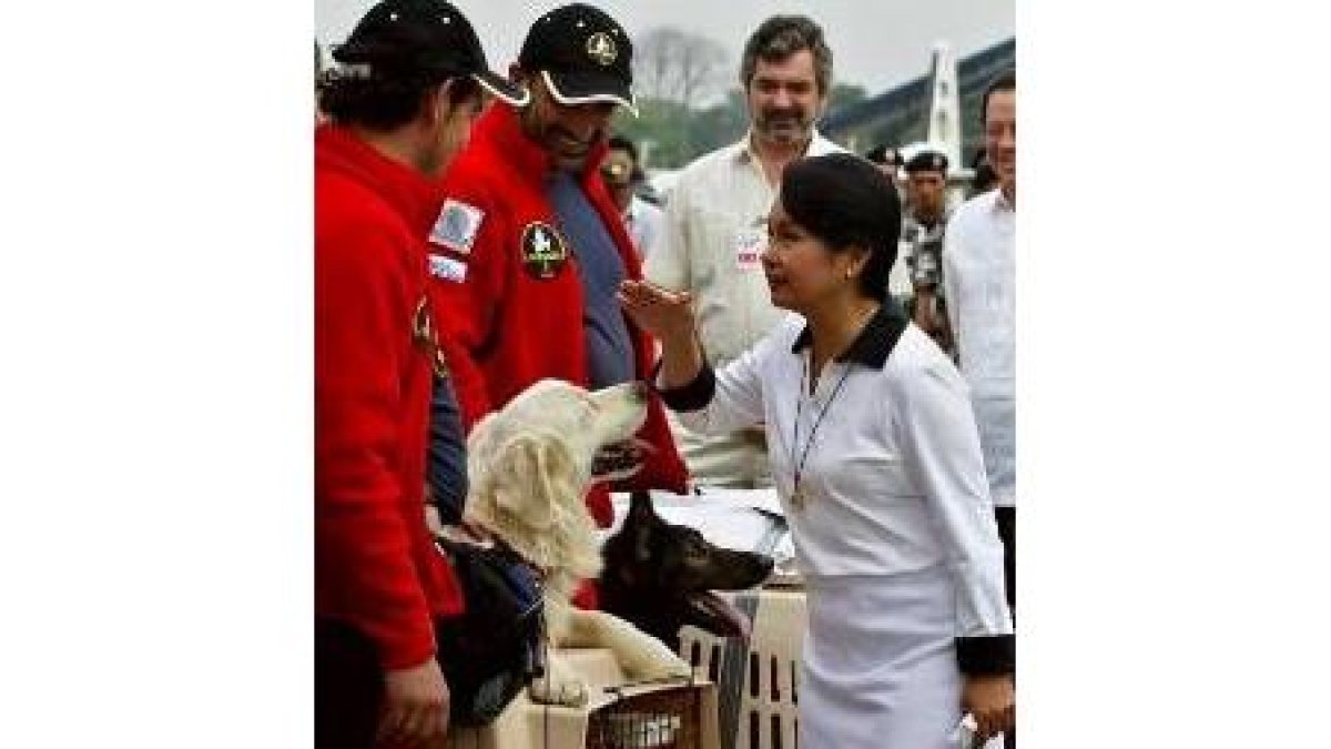 La presidenta de Filipinas, Gloria Arroyo, recibe a los españoles