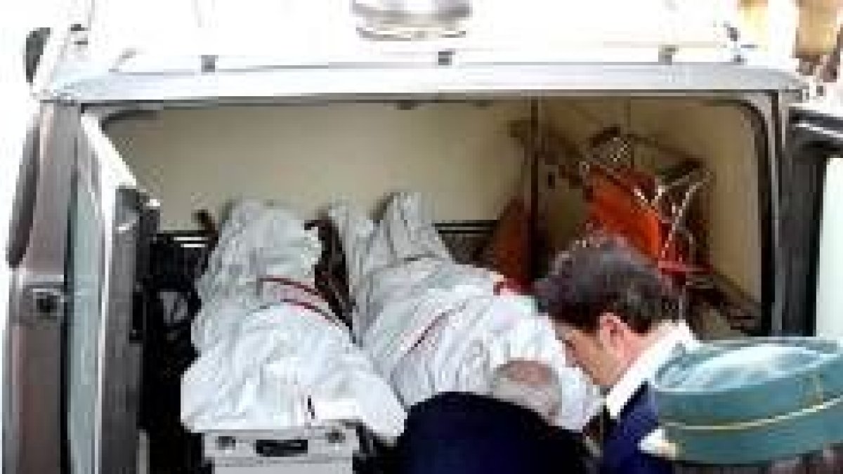 Los cuerpos del asesino y su víctima, en el furgón de la funeraria