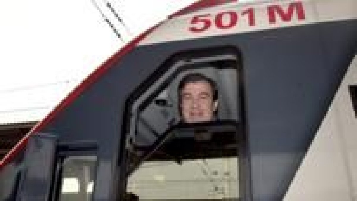 Álvarez Cascos presentó ayer en Madrid un nuevo modelo de tren de cercanías llamado «Civia»