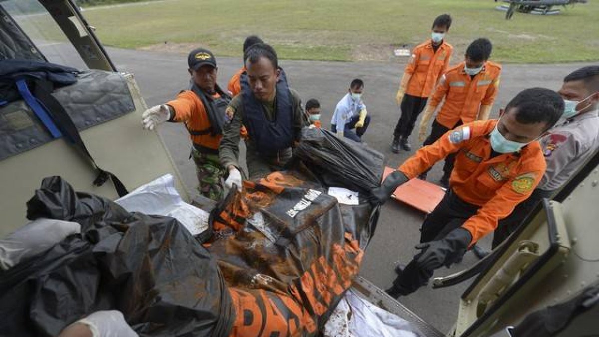 Los equipos de rescate rescatan cuerpos del vuelo QZ8501 de AirAsia
