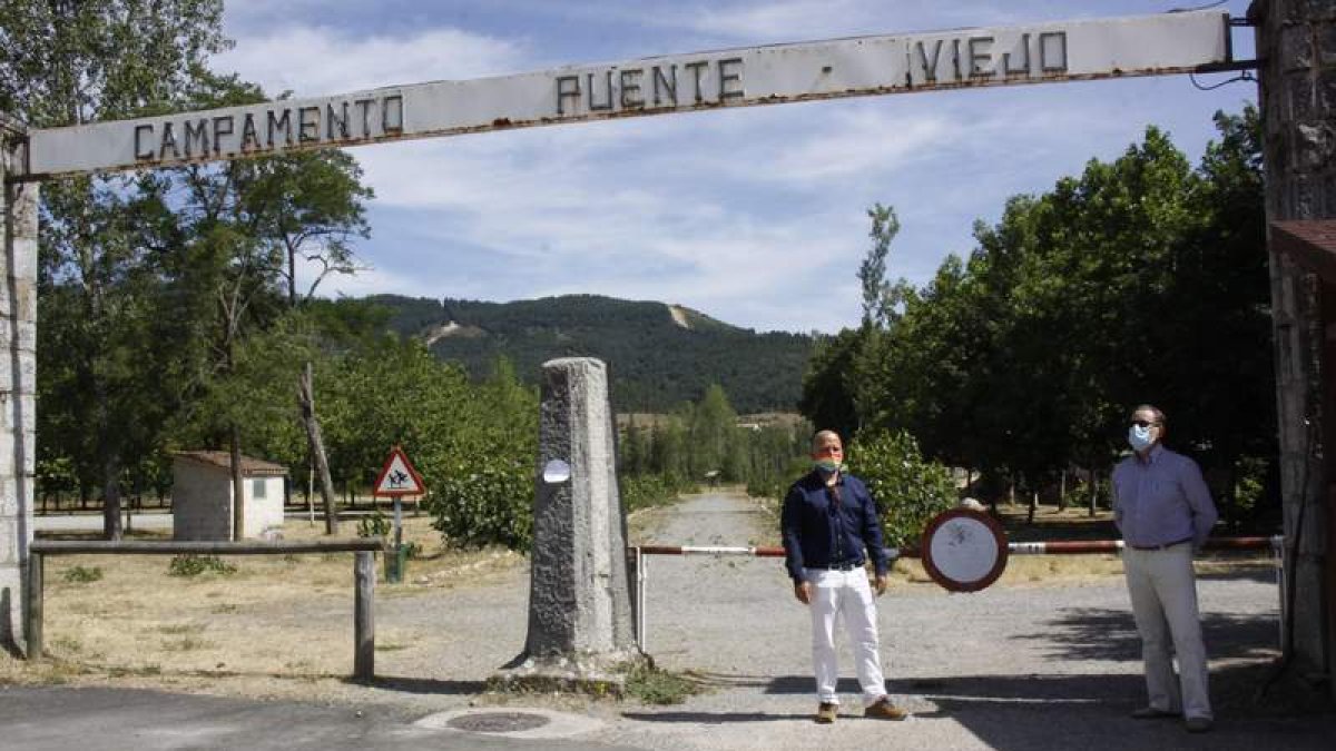 Pepe Villa y Ceferino Gil, a la entrada del campamento Puente Viejo de Boñar. CAMPOS