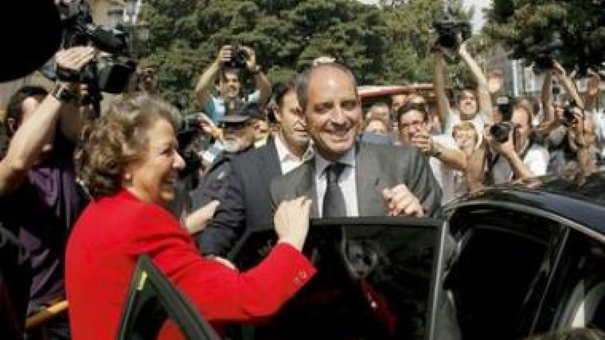 La alcaldesa Rita Barberá acompañó a Camps, que fue recibido por decenas de simpatizantes