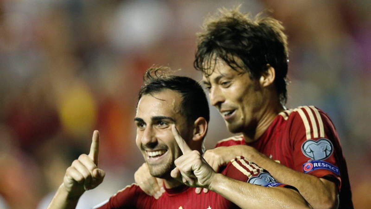 Alcácer dedica el gol a su padre con los dedos apuntando hacia el cielo. El delantero valenciano firmó el segundo de España