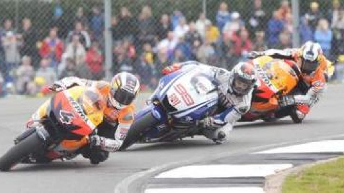 Andrea Dovizioso, ganador en Moto GP, liderando la carrera de ayer .