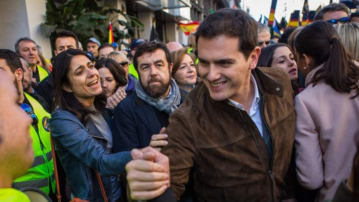 Albert Rivera junto a la líder de Cs en Cataluña, Inés Arrimadas, en Barcelona. ENRIC FONTCUBERTA