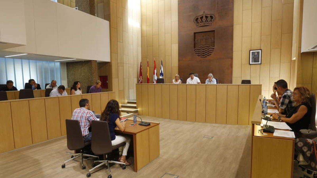 Lázaro García Bayón defendió que el presupuesto mantiene la calidad de vida de los vecinos. RAMIRO