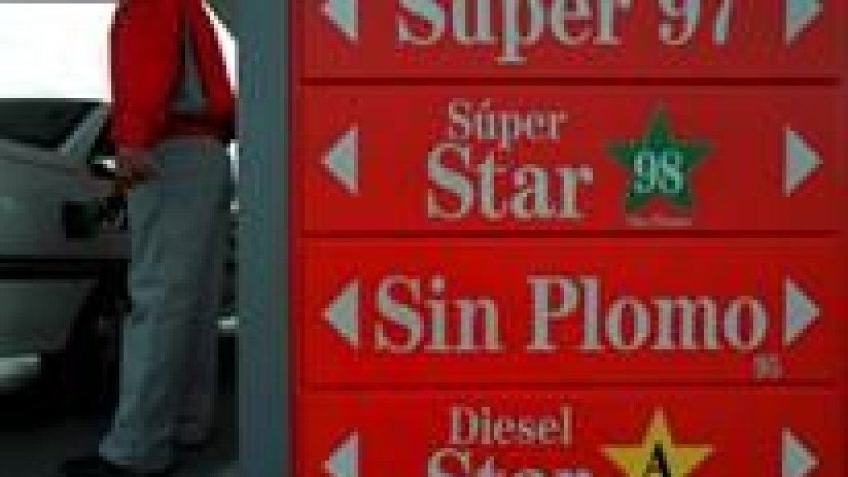 En la imagen el cartel indicador de los distintos tipos de carburantes en una gasolinera