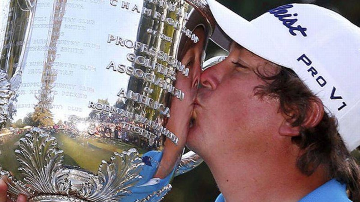 Jason Dufner besa el trofeo del Campeonato de la PGA.