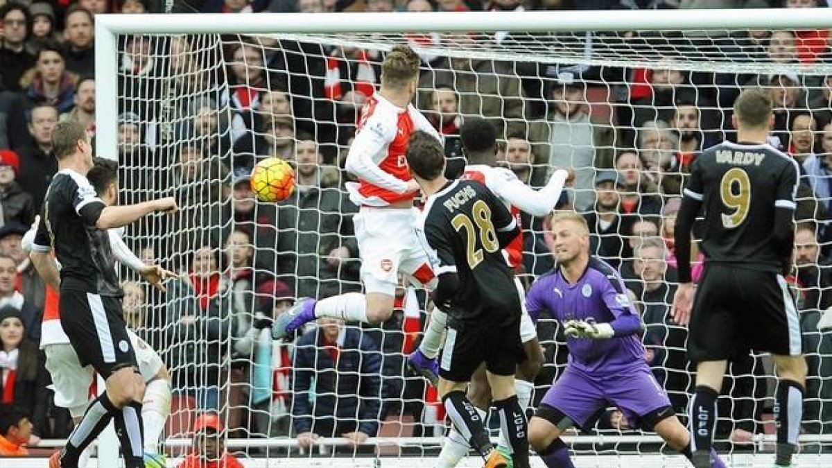Danny Welbeck remata de cabeza el gol que dio la victoria al Arsenal ante el Leicester en el minuto 94.
