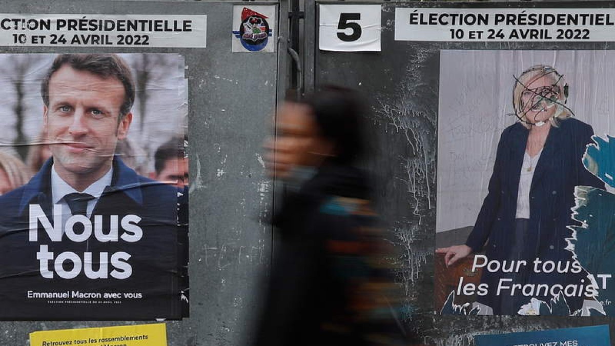 Imagen de dos carteles de los candidatos a la presidencia. MOHAMED BADRA
