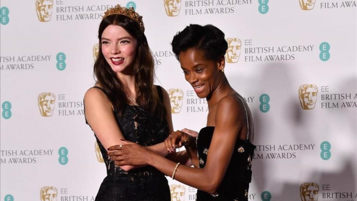 Anya Taylor Joy (izquierda) y Letitia Wright.