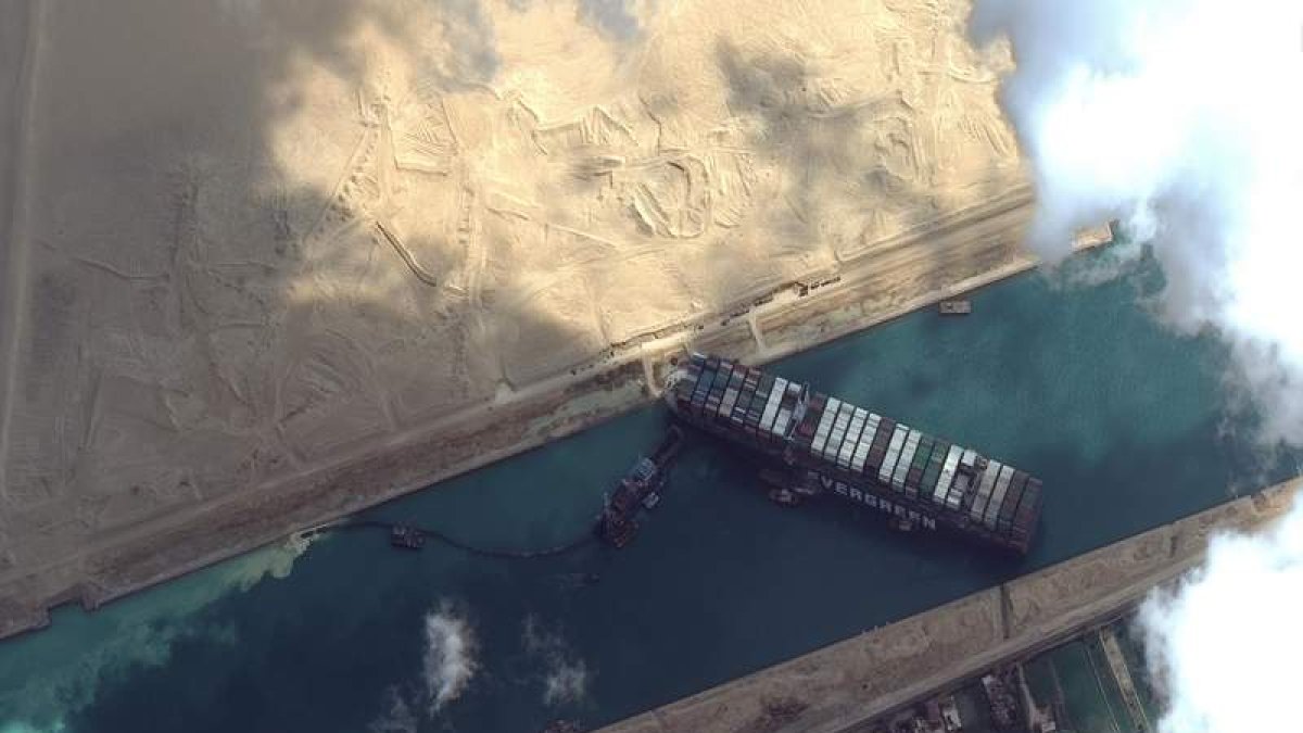 Imagen de satélite en la que puede verse el tapón creado en el canal por el barco taiwanés. EFE