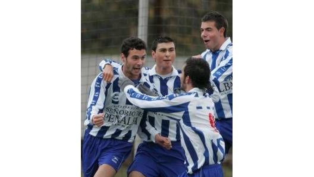 Los jugadores ponferradinos felicita a Víctor, a la izquierda, por su gol