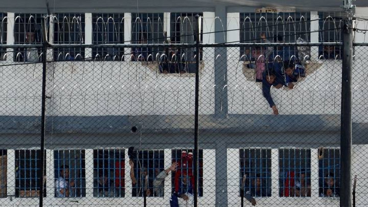 Reclusos se asoman en ventanas el pasado domingo tras un motín, en la cárcel Modelo de Bogotá (Colombia). MAURICIO DUEÑAS CASTAÑEDA