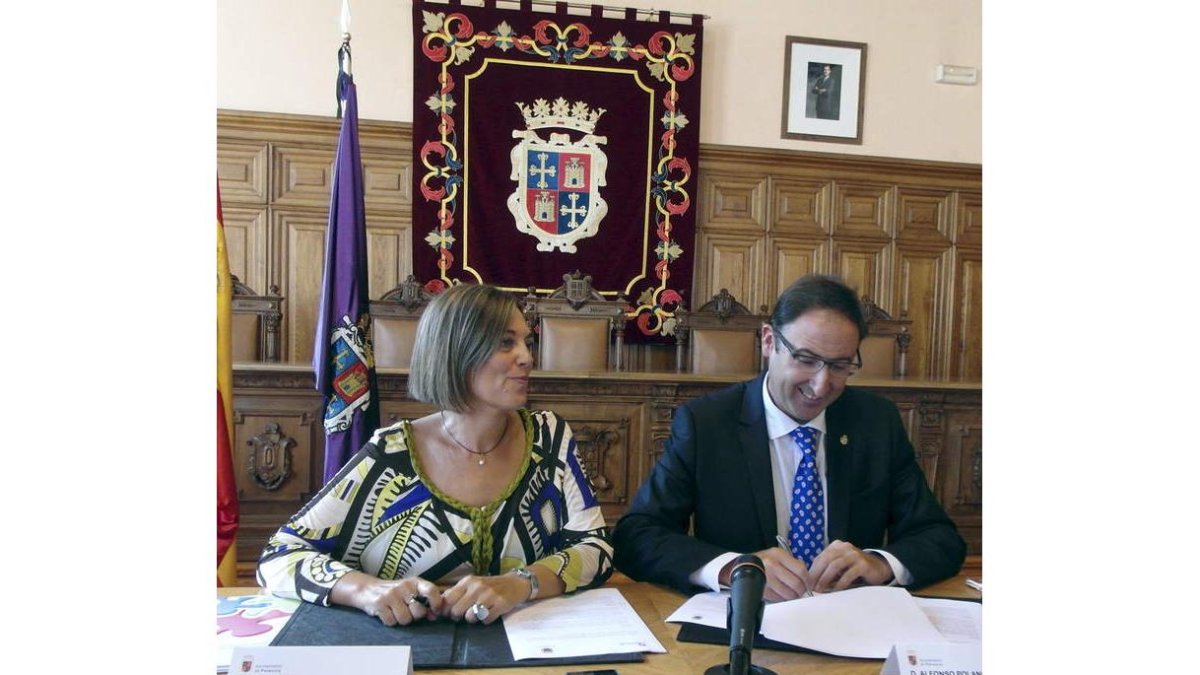La consejera de Familia y el alcalde de Palencia, ayer.