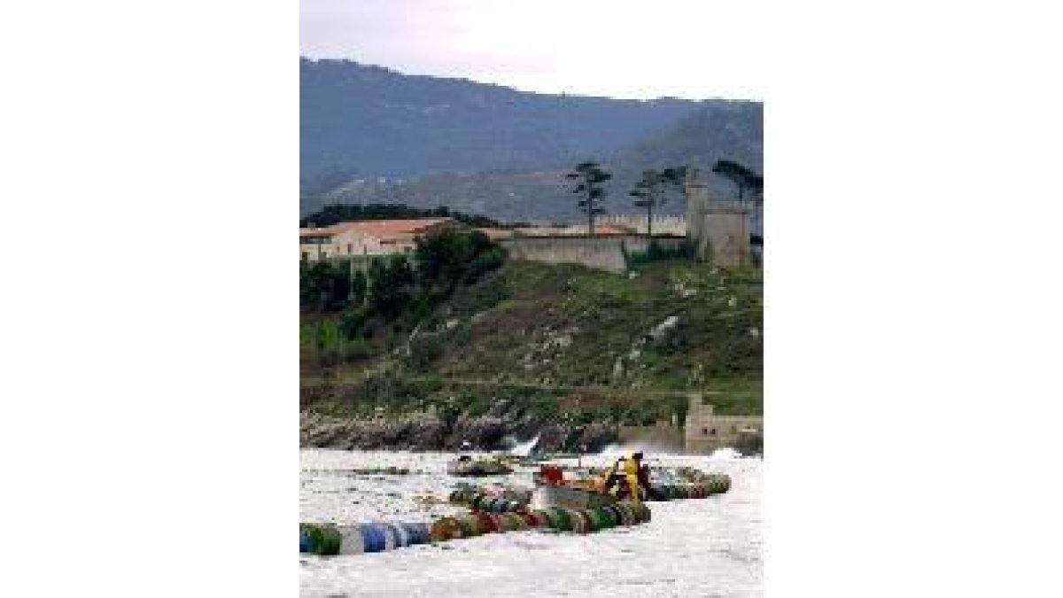 Pescadores y marineros de Bayona colocan una red con bidones