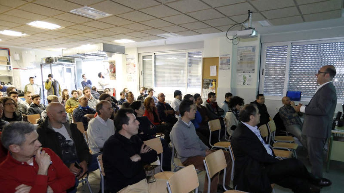 Un momento de la primera conferencia celebrada ayer en el centro de formación. MARCIANO PÉREZ