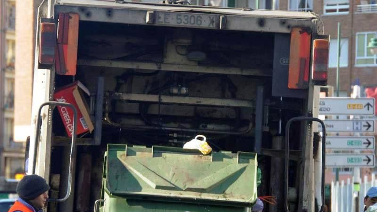 Los camiones de recogida de la basura tienen una antigüedad media de 14,2 años.