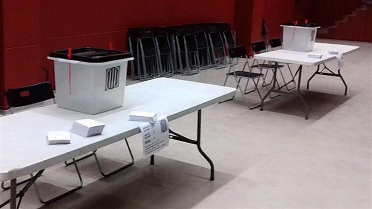 Urnas y papeletas preparadas para el referéndum.