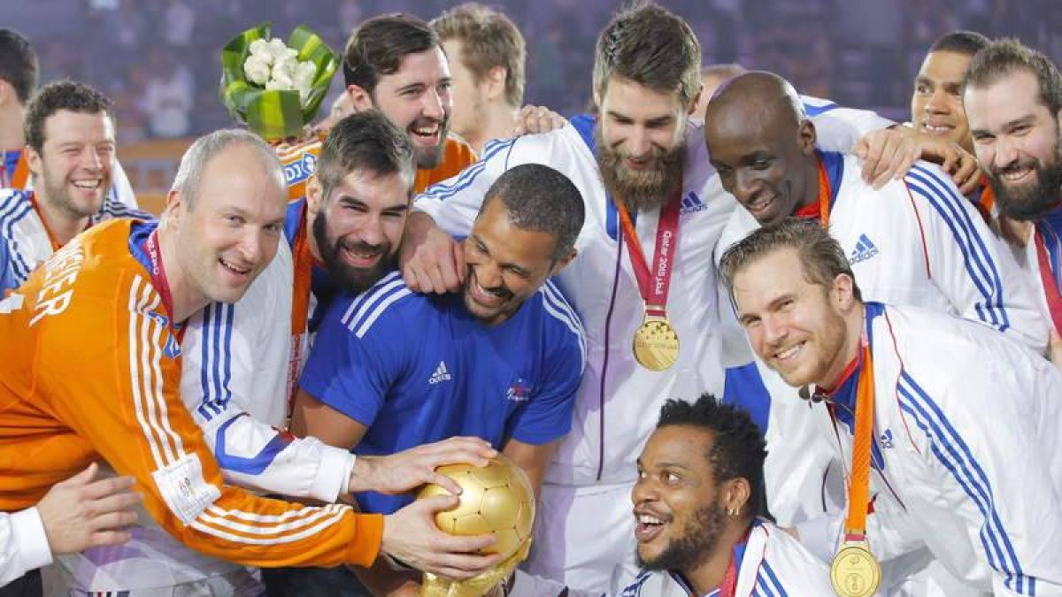 Los jugadores de Francia sacan brillo al oro que ganaron tras derrotar a la anfitriona Catar en la final del Mundial.