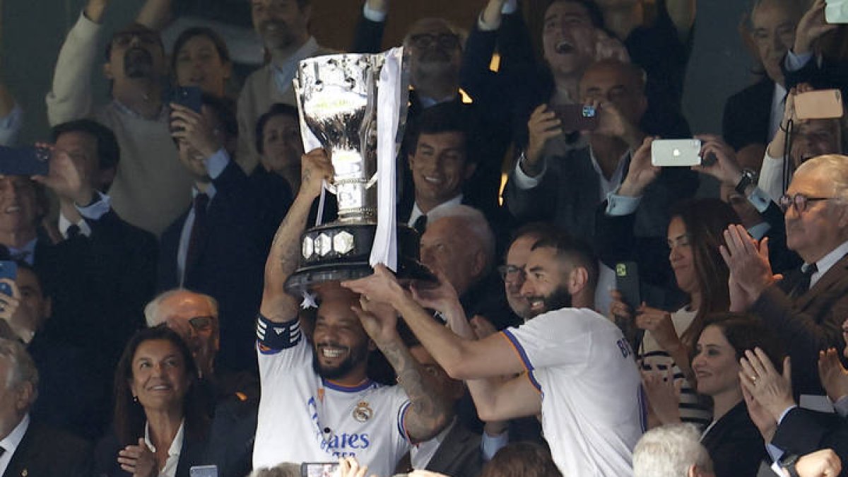 Los capitanes del Real Madrid, Karim Benzemá y Marcelo Vieira, levantan el trofeo. CHEMA MOYA