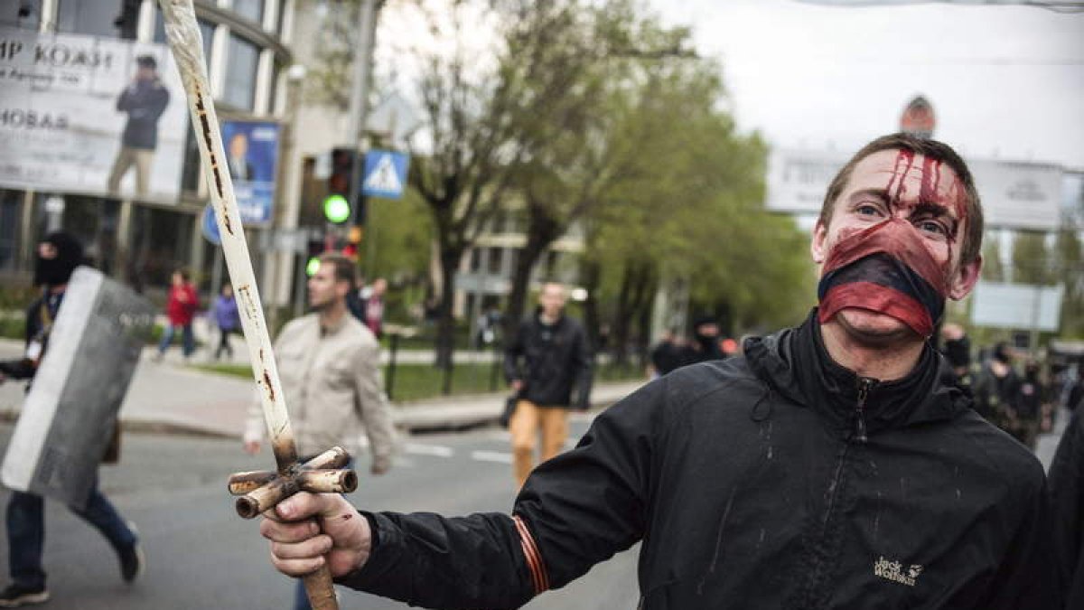 Activistas prorrusos se enfrentan a proucranianos que se manifiestan en Donetsk.