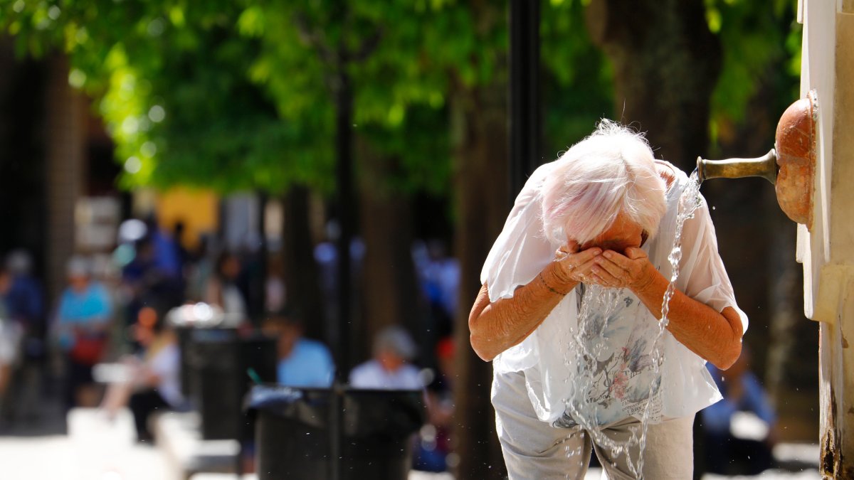 Una mujer se refresca en una fuente debido al calor sofocante. SLAS/EFE